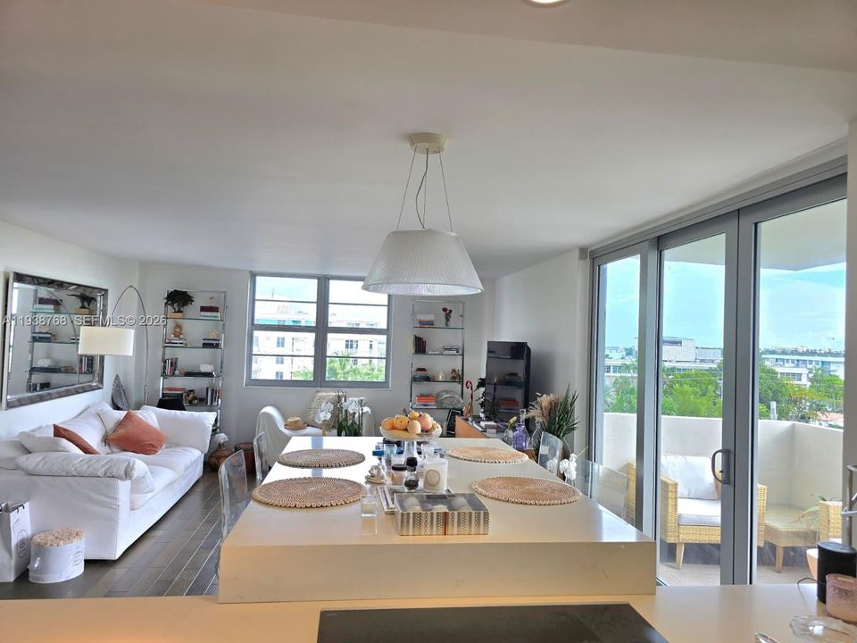 出租: $4,300 (1 贝兹, 1 浴室, 985 平方英尺)