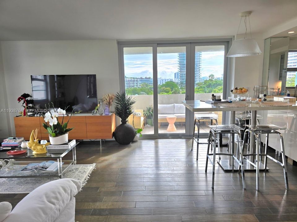 出租: $4,300 (1 贝兹, 1 浴室, 985 平方英尺)