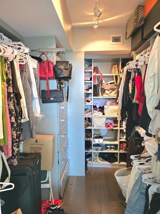 出租: $4,300 (1 贝兹, 1 浴室, 985 平方英尺)