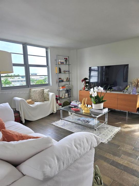 出租: $4,300 (1 贝兹, 1 浴室, 985 平方英尺)