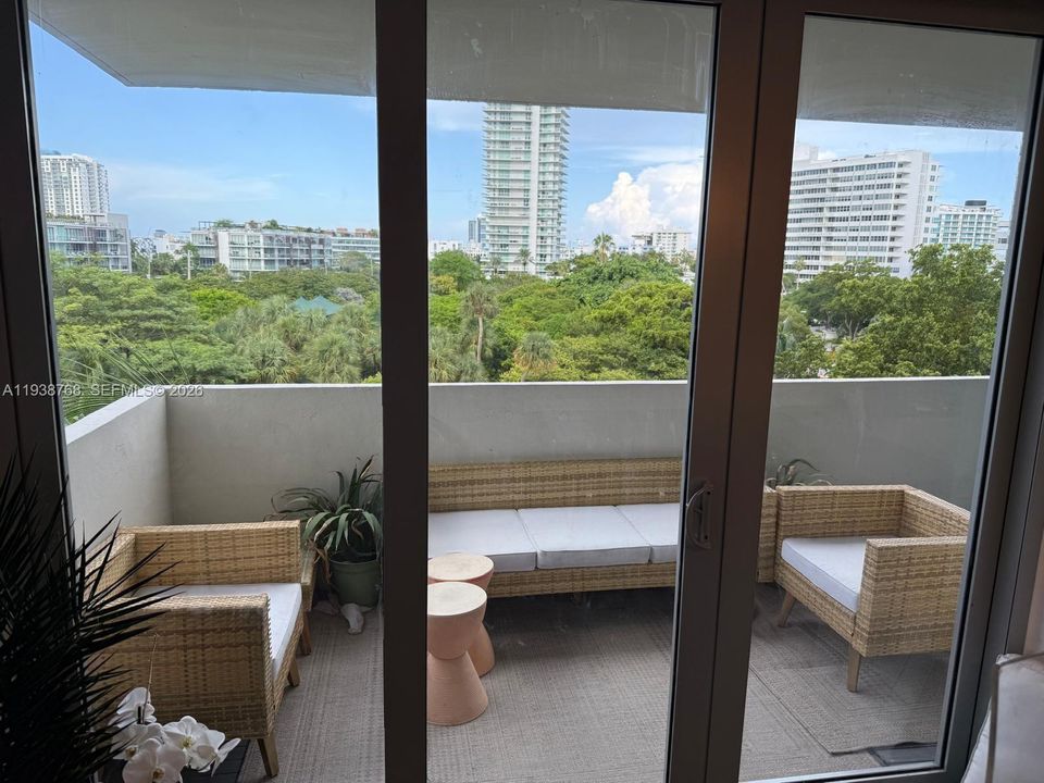 出租: $4,300 (1 贝兹, 1 浴室, 985 平方英尺)