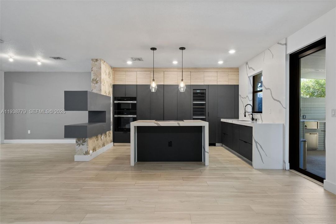 En Venta: $835,000 (4 camas, 3 baños, 2020 Pies cuadrados)