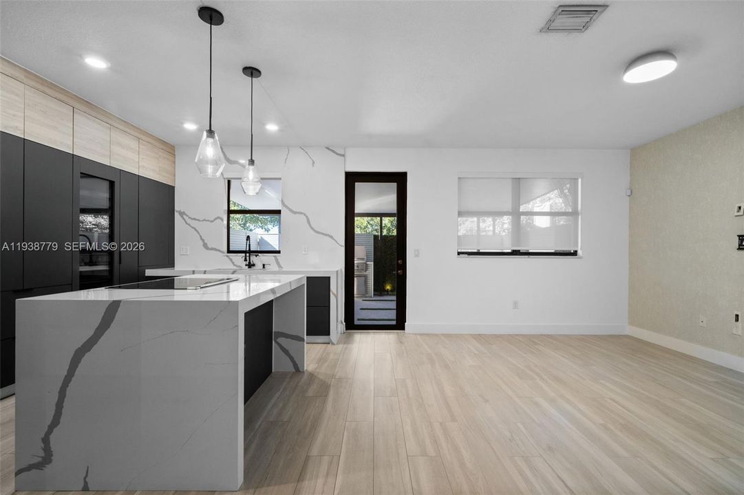 En Venta: $835,000 (4 camas, 3 baños, 2020 Pies cuadrados)