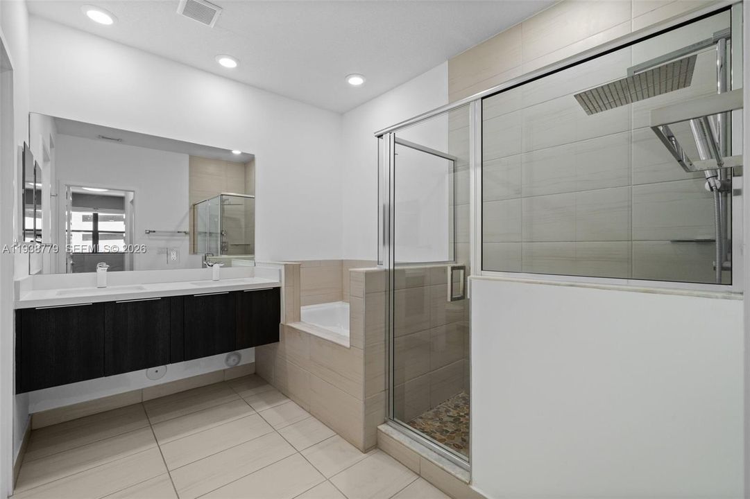 En Venta: $835,000 (4 camas, 3 baños, 2020 Pies cuadrados)