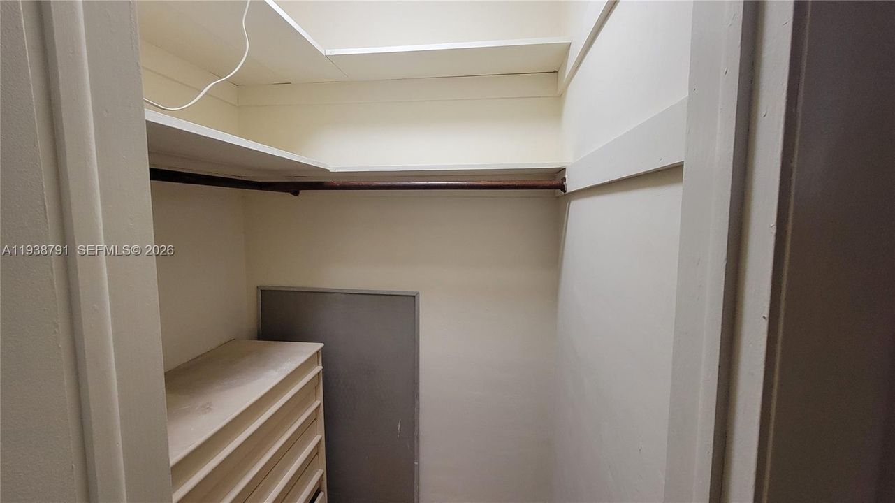 For Rent: $1,950 (0 beds, 1 baths, 380 Square Feet)