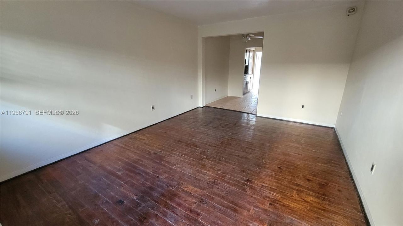 For Rent: $1,950 (0 beds, 1 baths, 380 Square Feet)