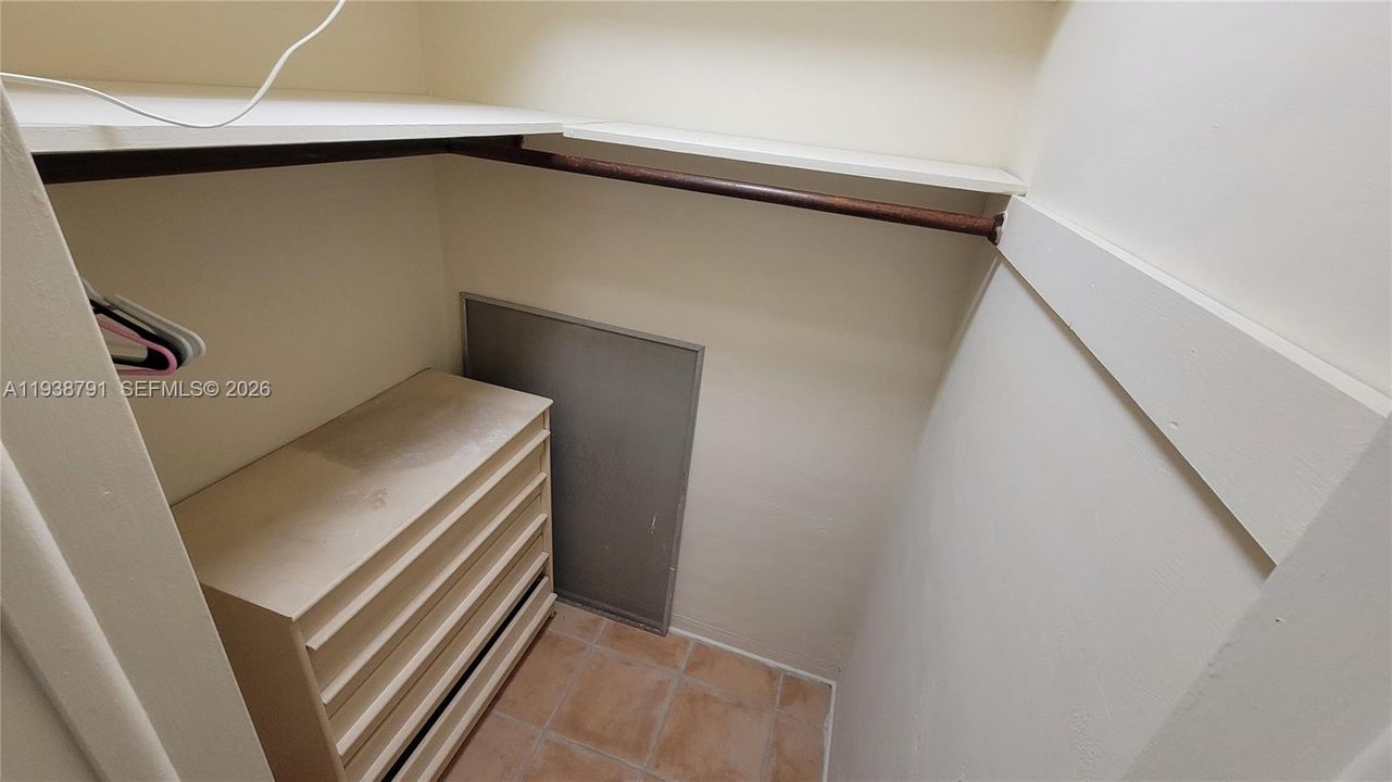 For Rent: $1,950 (0 beds, 1 baths, 380 Square Feet)