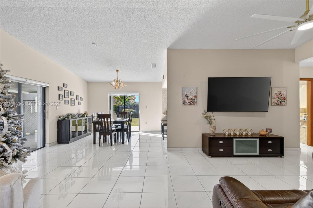 En Venta: $620,000 (3 camas, 2 baños, 1507 Pies cuadrados)