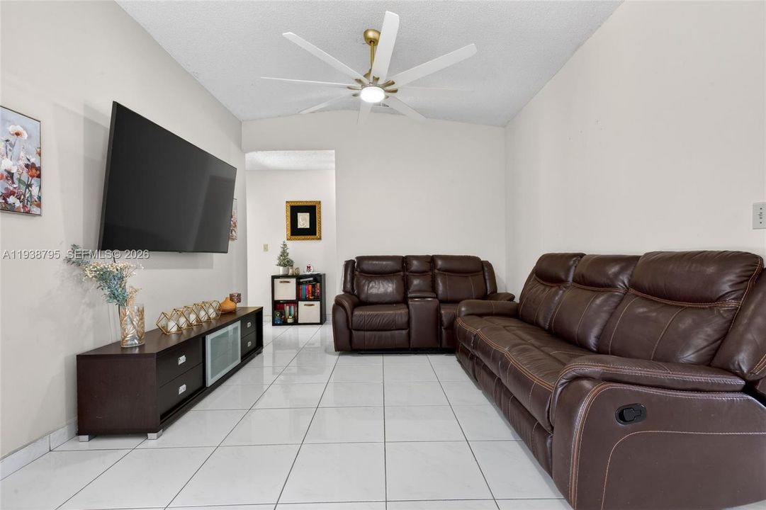 En Venta: $620,000 (3 camas, 2 baños, 1507 Pies cuadrados)