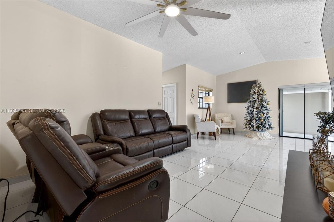 En Venta: $620,000 (3 camas, 2 baños, 1507 Pies cuadrados)