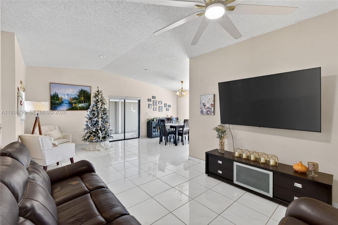 En Venta: $620,000 (3 camas, 2 baños, 1507 Pies cuadrados)