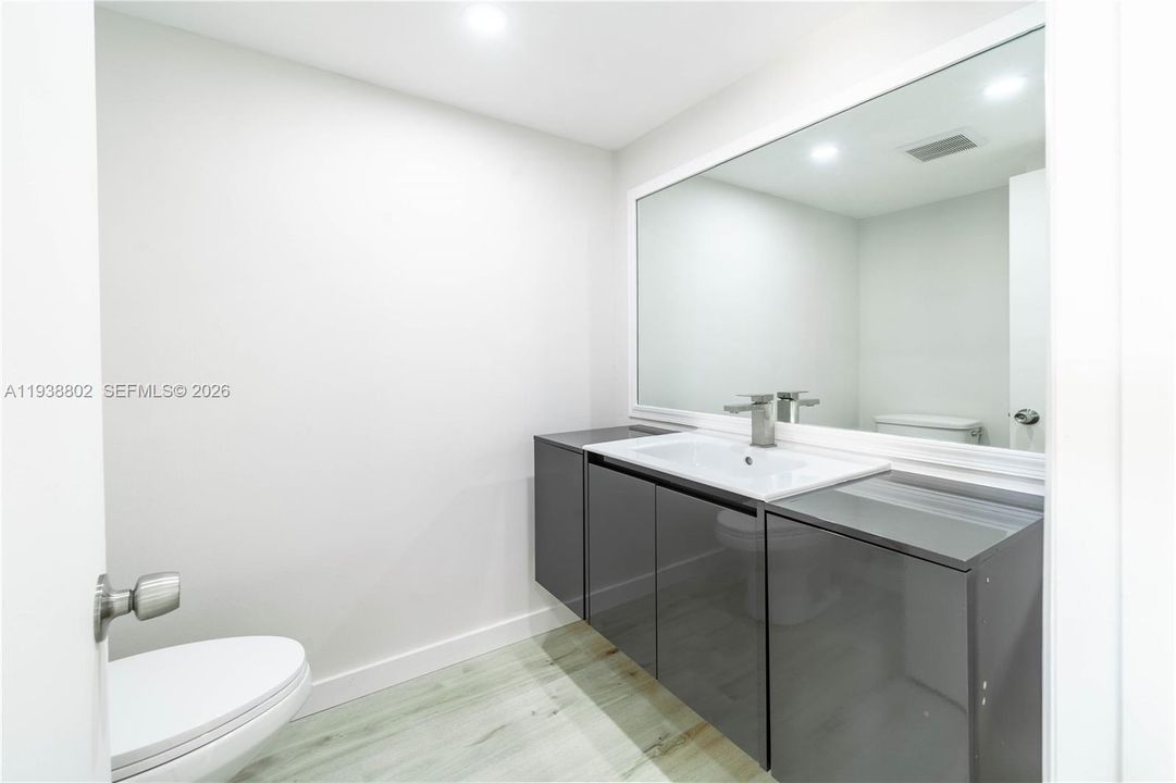 For Rent: $1,850 (1 beds, 1 baths, 780 Square Feet)