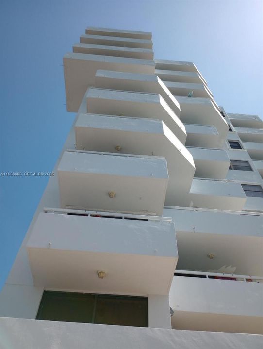 待售: $305,000 (1 贝兹, 1 浴室, 820 平方英尺)