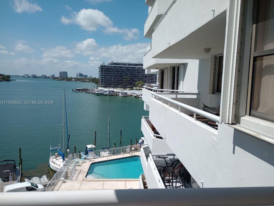 待售: $305,000 (1 贝兹, 1 浴室, 820 平方英尺)