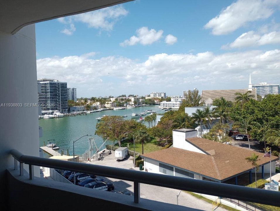 待售: $305,000 (1 贝兹, 1 浴室, 820 平方英尺)