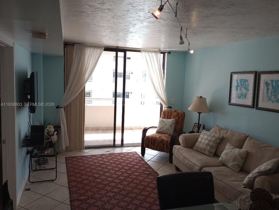 待售: $305,000 (1 贝兹, 1 浴室, 820 平方英尺)