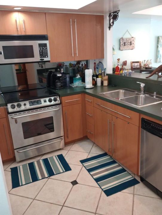 待售: $305,000 (1 贝兹, 1 浴室, 820 平方英尺)