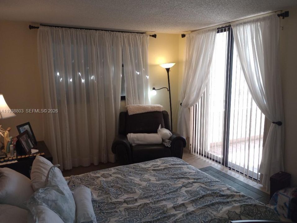 待售: $305,000 (1 贝兹, 1 浴室, 820 平方英尺)