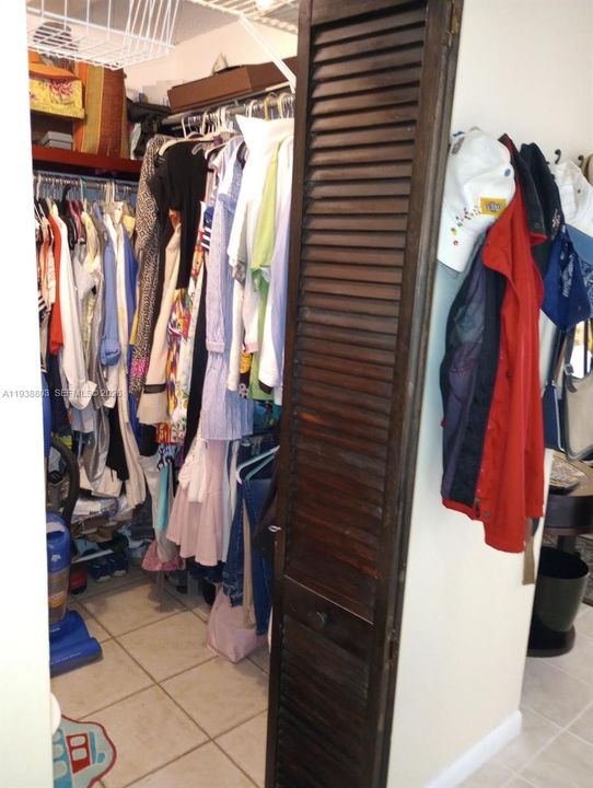 WALK-IN CLOSET
