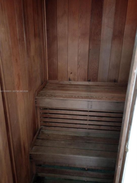 待售: $305,000 (1 贝兹, 1 浴室, 820 平方英尺)