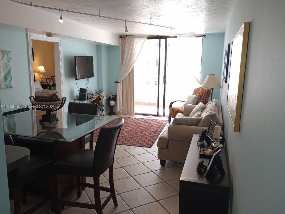 待售: $305,000 (1 贝兹, 1 浴室, 820 平方英尺)