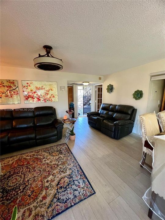 待售: $255,000 (3 贝兹, 2 浴室, 1195 平方英尺)