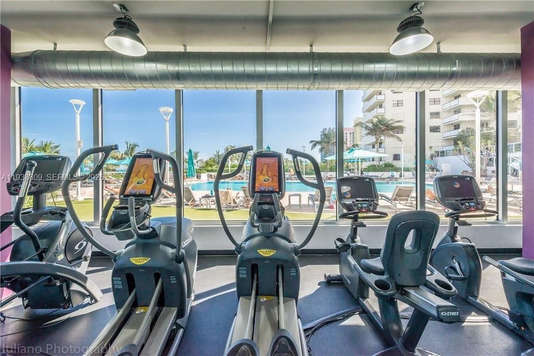 For Rent: $3,000 (0 beds, 1 baths, 565 Square Feet)