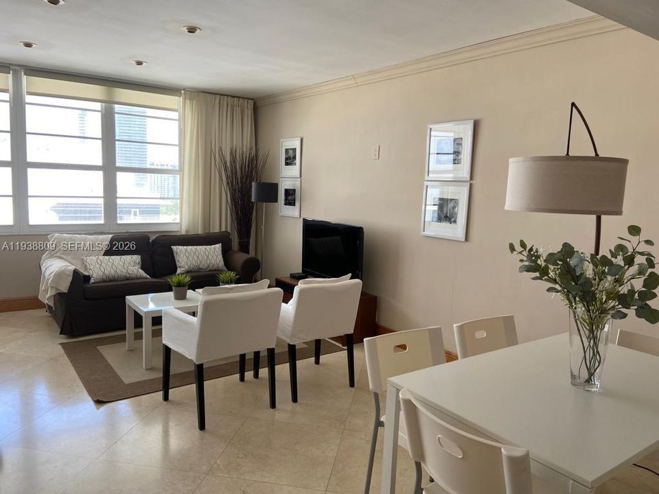 For Rent: $3,000 (0 beds, 1 baths, 565 Square Feet)