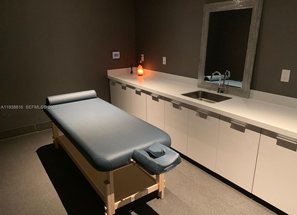 For Sale: $375,000 (0 beds, 1 baths, 588 Square Feet)