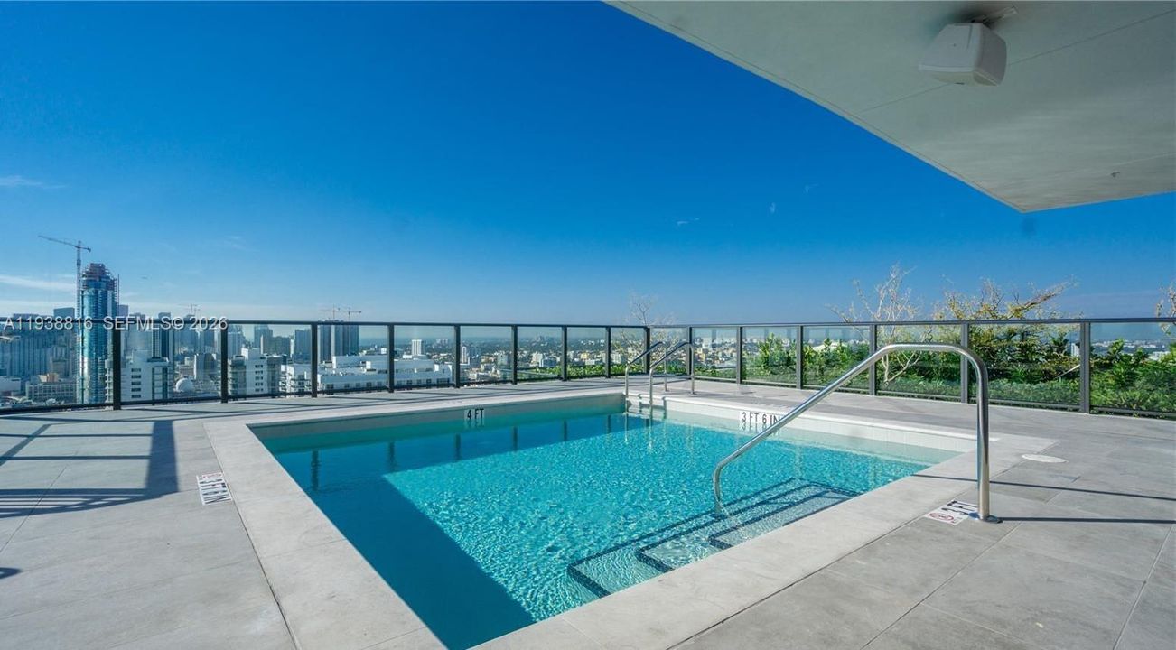 For Sale: $375,000 (0 beds, 1 baths, 588 Square Feet)