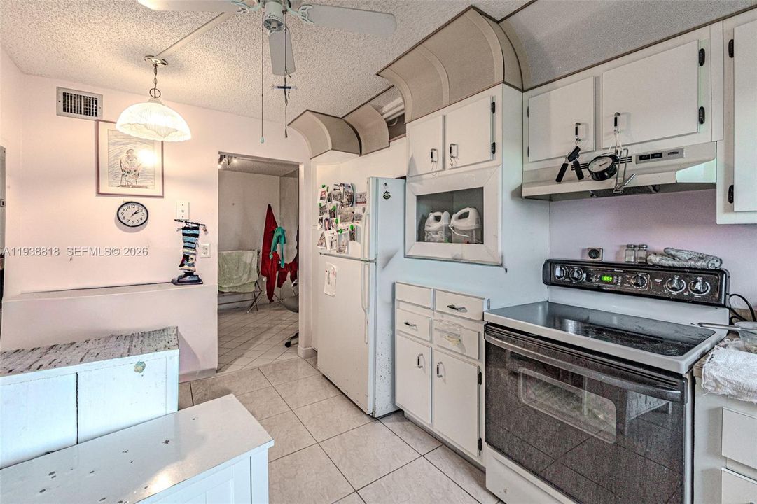 На продажу: $99,000 (2 спален, 2 ванн, 1103 Квадратных фут)