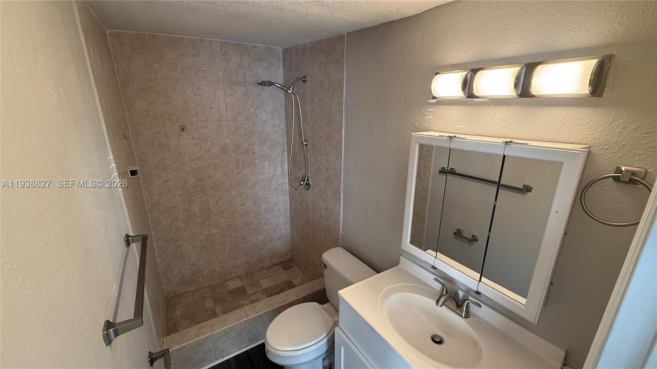 待售: $415,000 (0 贝兹, 0 浴室, 989 平方英尺)