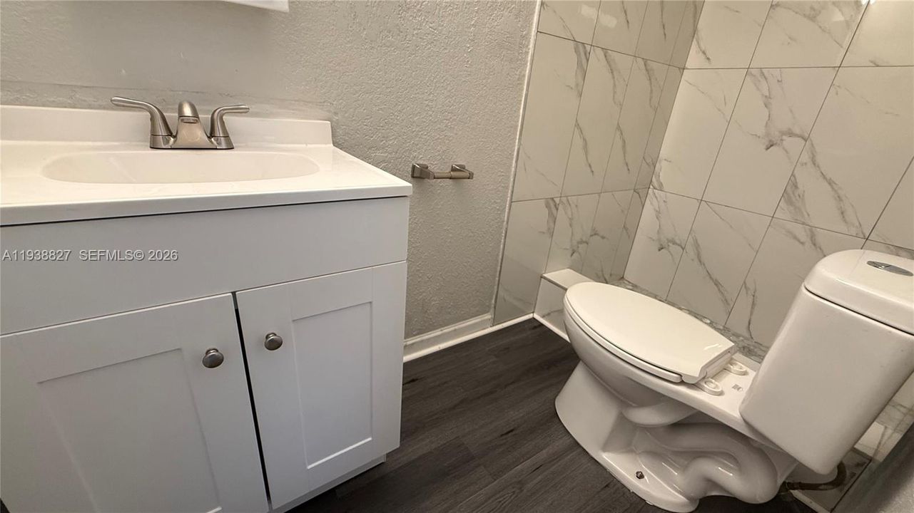 待售: $415,000 (0 贝兹, 0 浴室, 989 平方英尺)