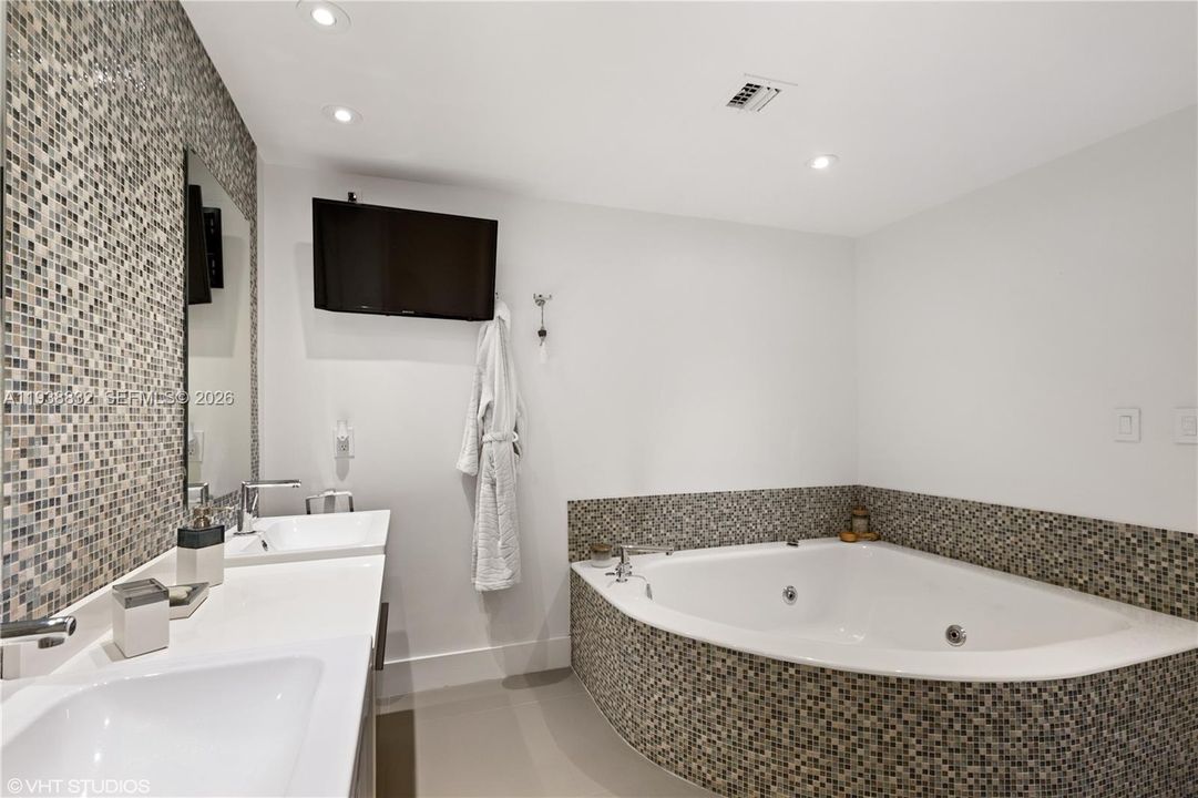 En Venta: $695,000 (2 camas, 2 baños, 1522 Pies cuadrados)