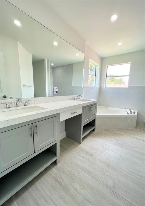 出租: $3,890 (3 贝兹, 2 浴室, 1821 平方英尺)