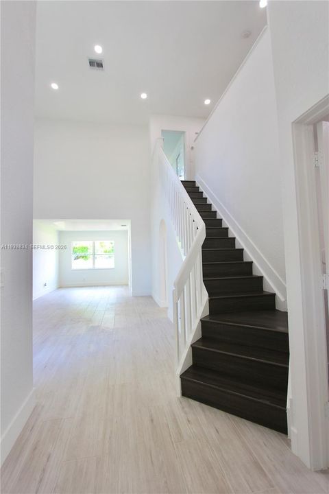 出租: $3,890 (3 贝兹, 2 浴室, 1821 平方英尺)