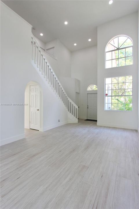 出租: $3,890 (3 贝兹, 2 浴室, 1821 平方英尺)