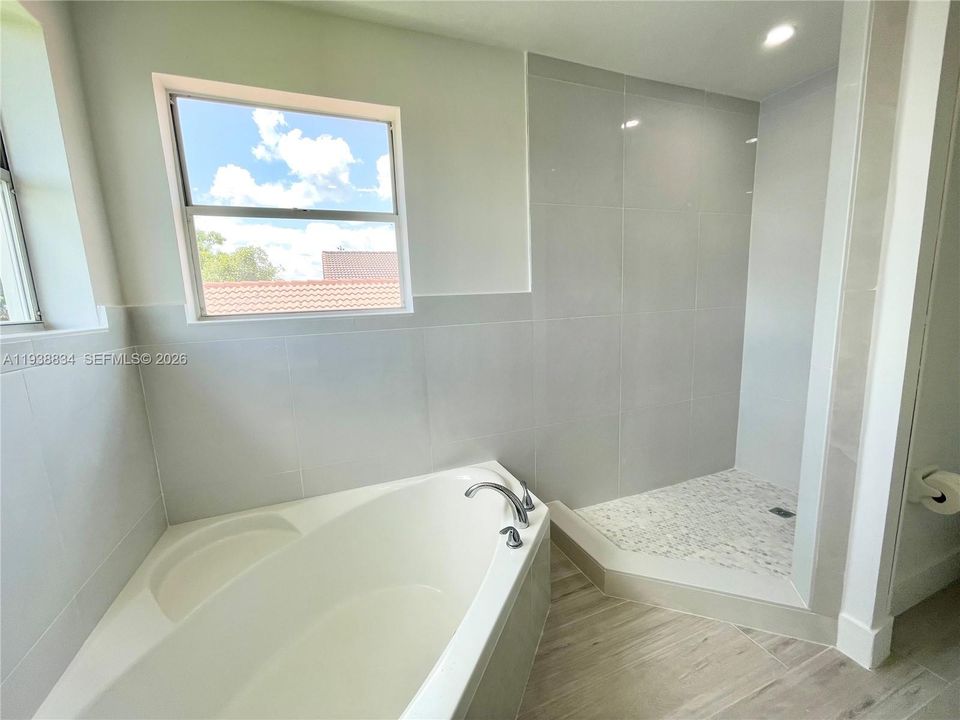 出租: $3,890 (3 贝兹, 2 浴室, 1821 平方英尺)