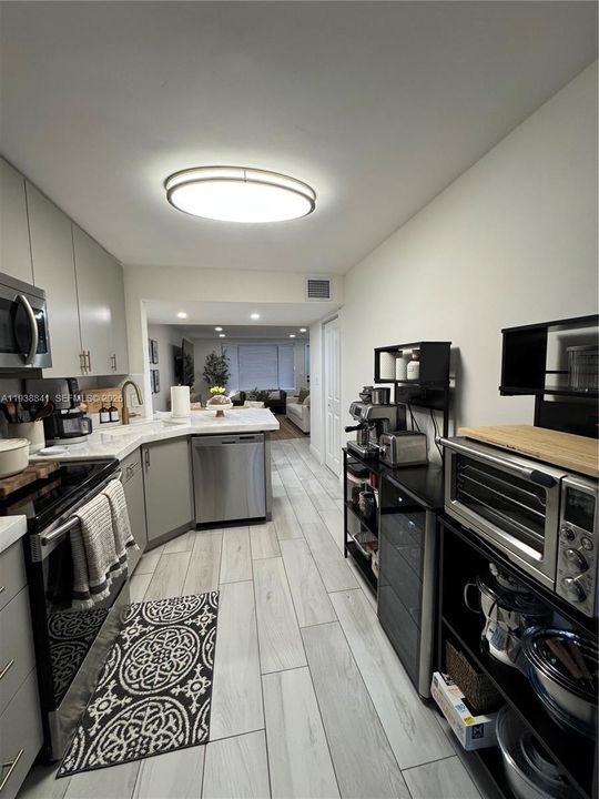 For Sale: $445,000 (2 beds, 1 baths, 970 Square Feet)