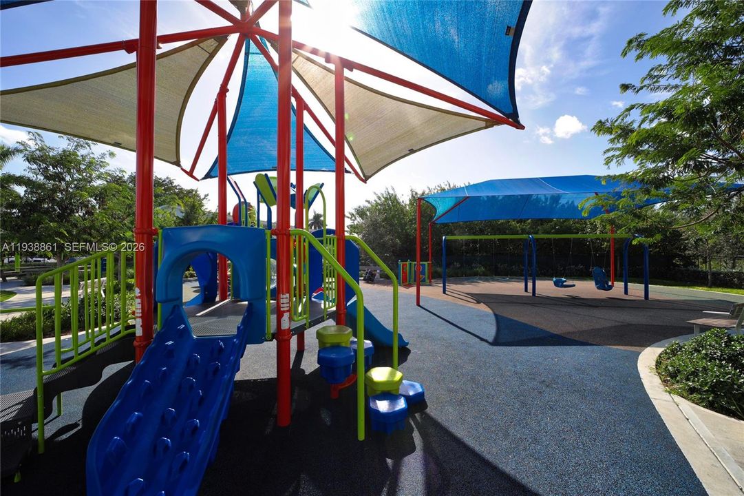 For Sale: $245,000 (2 beds, 2 baths, 1000 Square Feet)