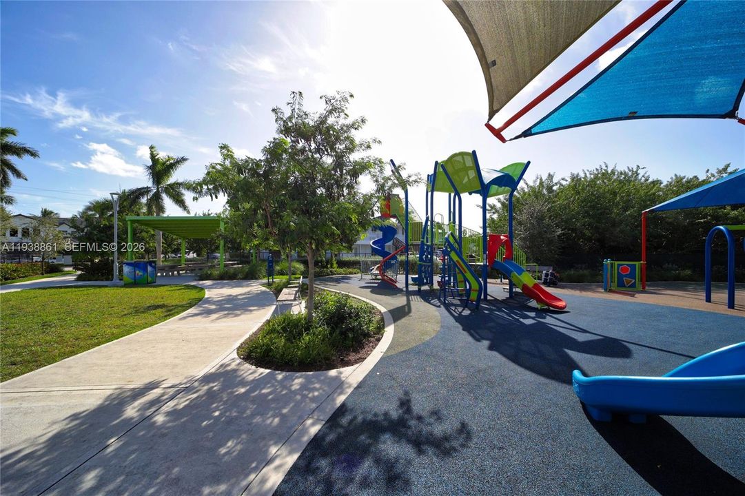 For Sale: $245,000 (2 beds, 2 baths, 1000 Square Feet)