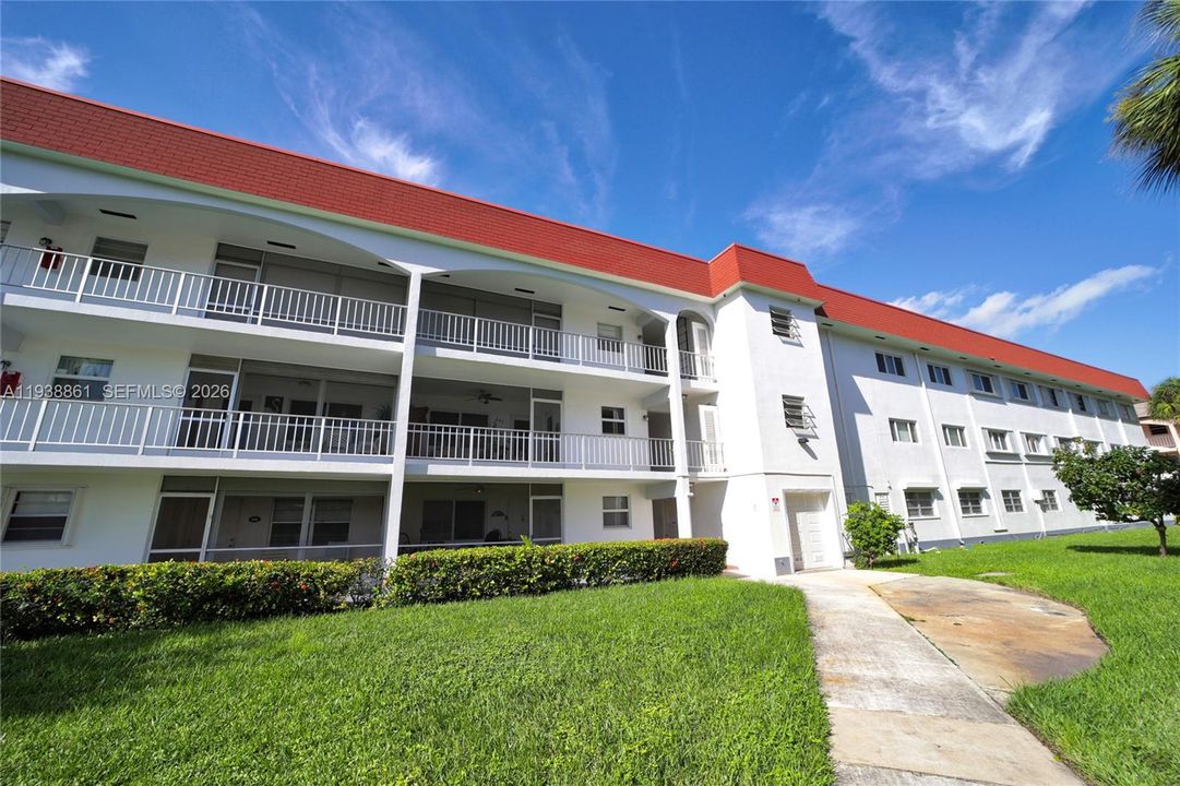 For Sale: $245,000 (2 beds, 2 baths, 1000 Square Feet)