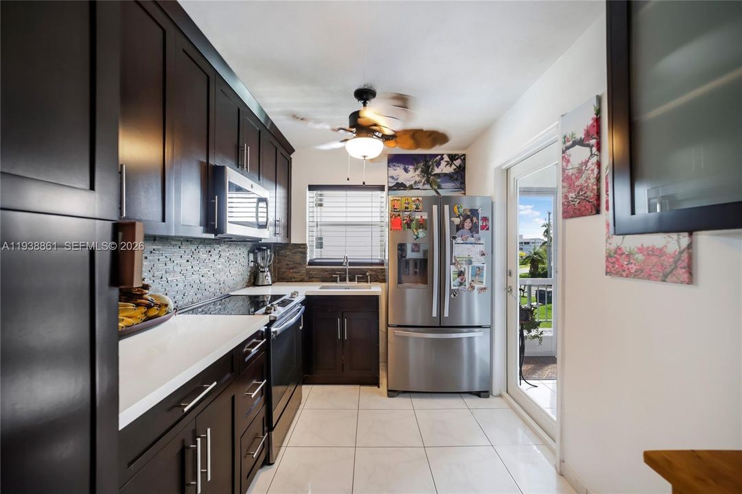 For Sale: $245,000 (2 beds, 2 baths, 1000 Square Feet)