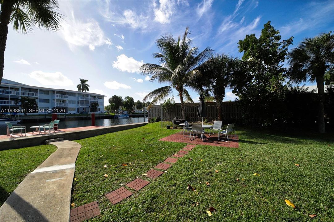 For Sale: $245,000 (2 beds, 2 baths, 1000 Square Feet)