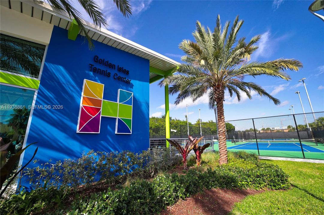 For Sale: $245,000 (2 beds, 2 baths, 1000 Square Feet)