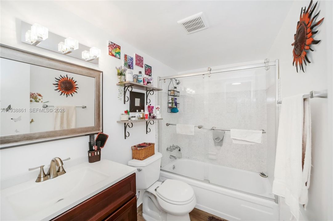 For Sale: $245,000 (2 beds, 2 baths, 1000 Square Feet)