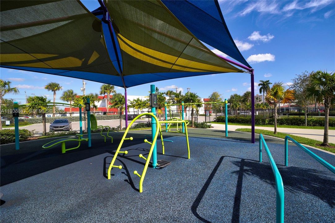 For Sale: $245,000 (2 beds, 2 baths, 1000 Square Feet)