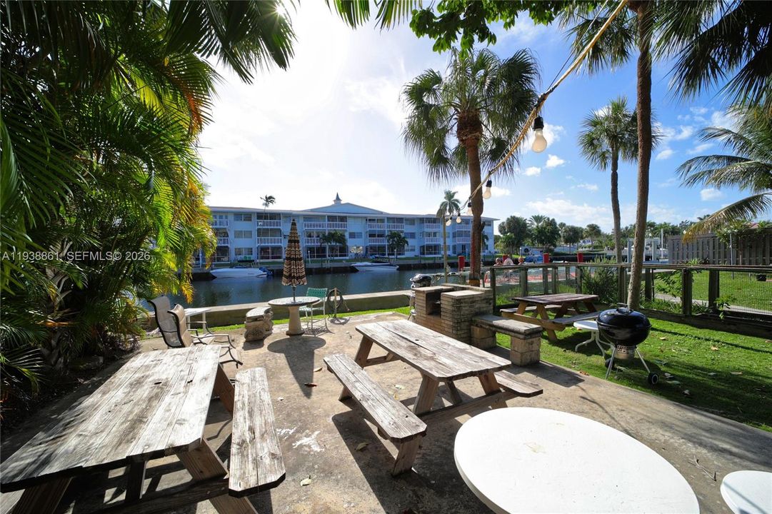 For Sale: $245,000 (2 beds, 2 baths, 1000 Square Feet)