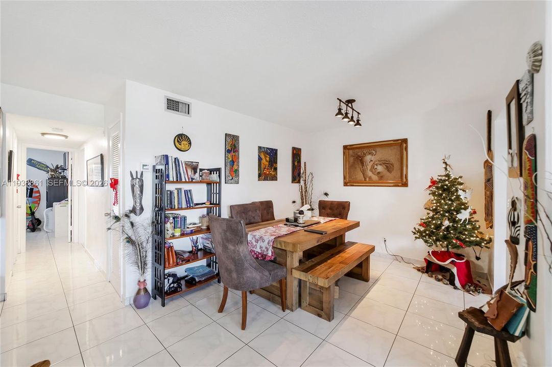 For Sale: $245,000 (2 beds, 2 baths, 1000 Square Feet)