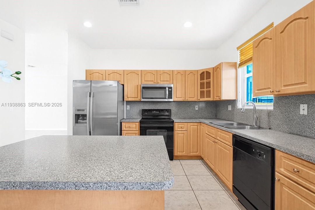 En Venta: $739,000 (3 camas, 2 baños, 2132 Pies cuadrados)